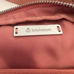 Lululemon “everywhere belt bag 1L”